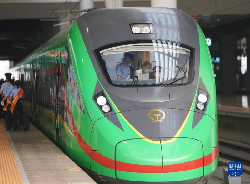 4月13日，列車在昆明南站整裝待發(fā)。新華社記者 邢廣利 攝