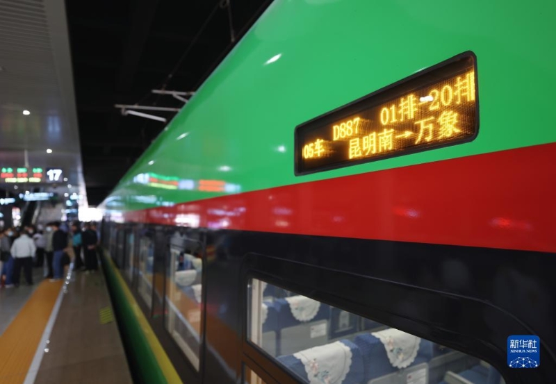 4月13日，列車在昆明南站整裝待發(fā)。新華社記者 邢廣利 攝 2