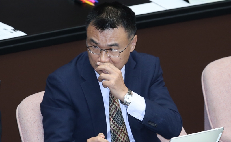 臺灣“農(nóng)委會主委”陳吉仲10日于臺當局立法機構(gòu)再度哽咽。（圖源：臺灣“中時新聞網(wǎng)”）
