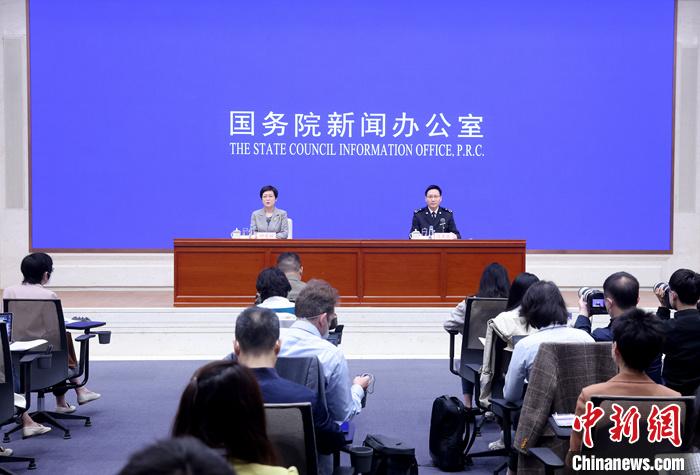 4月13日，中國國務(wù)院新聞辦公室在北京舉行新聞發(fā)布會，海關(guān)總署新聞發(fā)言人、統(tǒng)計(jì)分析司司長呂大良介紹2023年一季度進(jìn)出口情況，并答記者問。 <a target='_blank' href='/'>中新社</a>記者 張宇 攝