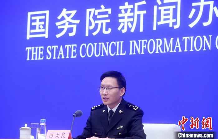 4月13日，中國國務(wù)院新聞辦公室在北京舉行新聞發(fā)布會，海關(guān)總署新聞發(fā)言人、統(tǒng)計(jì)分析司司長呂大良介紹2023年一季度進(jìn)出口情況，并答記者問。 <a target='_blank' href='/'>中新社</a>記者 張宇 攝