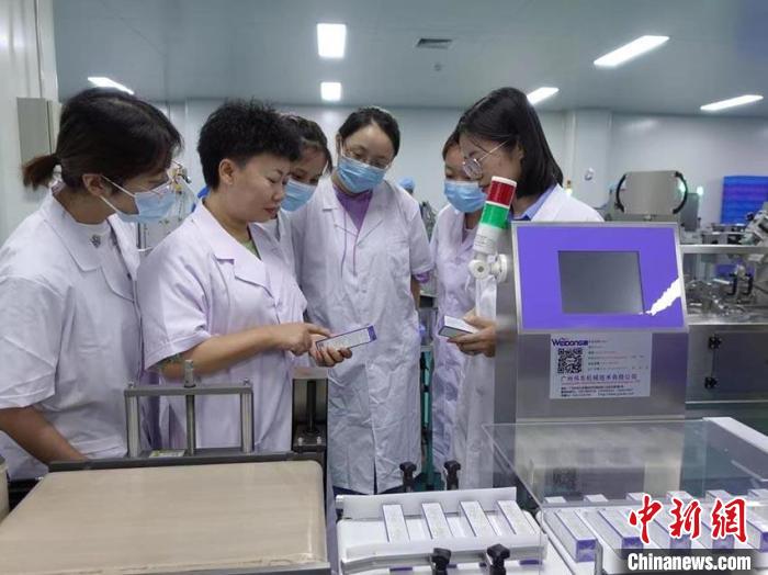 眭春(左二)正在與科研人員探討。　受訪者供圖