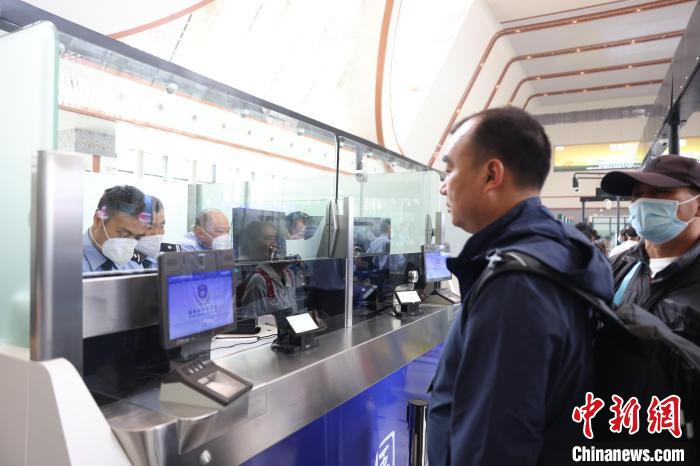 圖為民警驗放旅客?！∧ズ┻厵z站供圖