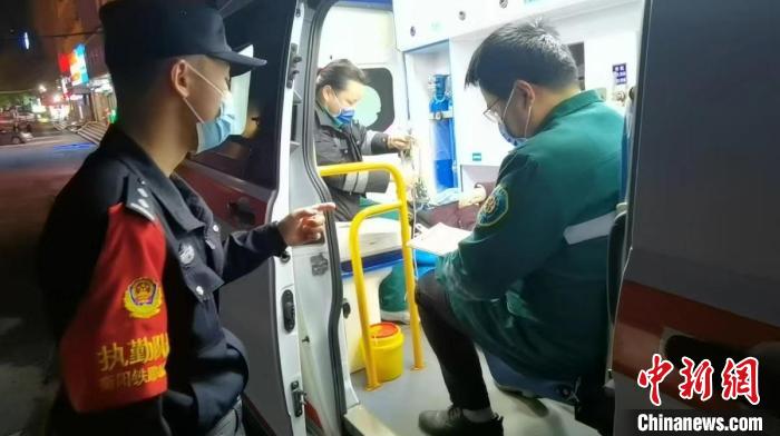 驚魂60秒！旅客突發(fā)疾病摔下站臺鐵路民警飛奔救助