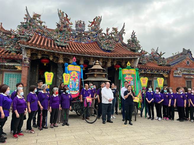 臺(tái)灣環(huán)保團(tuán)體“綠色和平”專案主任張皪心與臺(tái)灣先嗇宮董事長(zhǎng)李乾龍、氣象專家彭啟明共同呼吁臺(tái)當(dāng)局和參與繞境民眾重視氣候變遷。（圖源：臺(tái)灣“中時(shí)新聞網(wǎng)”）