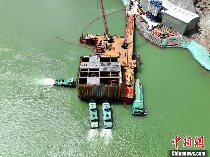 圖為索同坡黃河特大橋鋼圍堰?！∏嗪＝豢丶瘓F 供圖