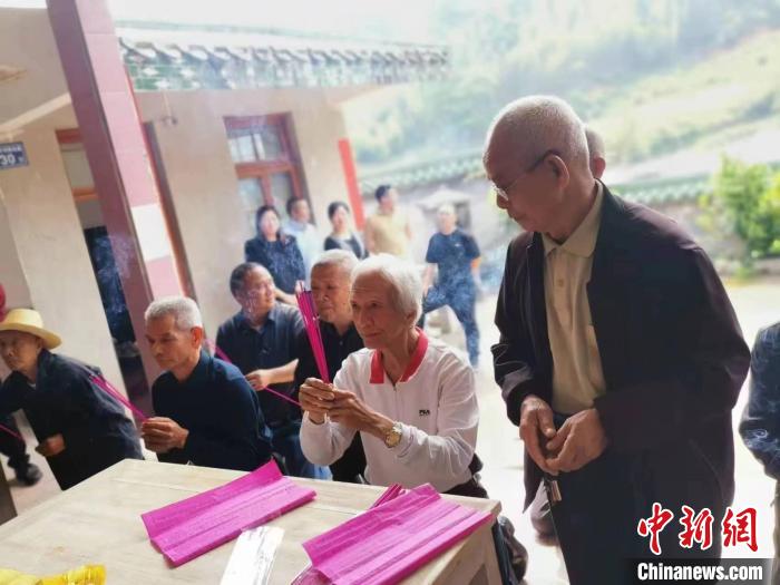 77歲臺(tái)胞登陸祭祖，“暌違三年多，我終于回來了?！? style=