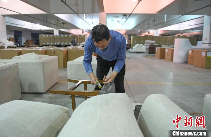 臺(tái)企杭州樺桐家私集團(tuán)的生產(chǎn)車間里，工人在手工制作家具?！⊥鮿?攝