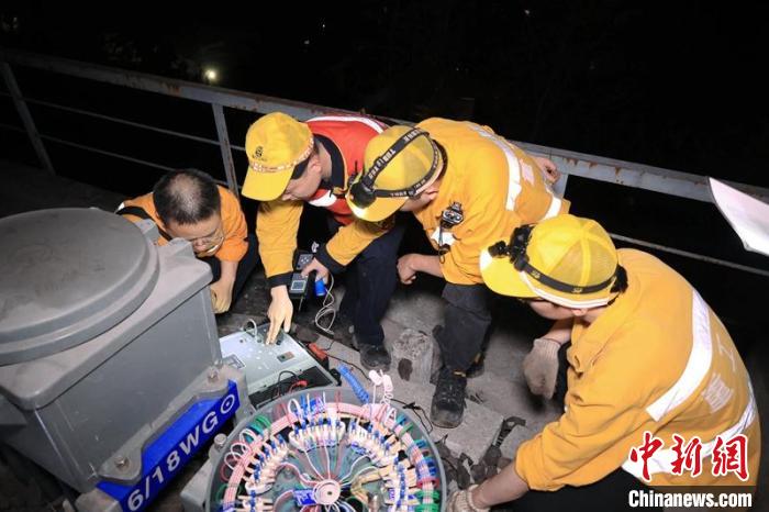 達(dá)成鐵路大修集中修現(xiàn)場工作人員正在仔細(xì)檢查設(shè)備。　羅文武 攝