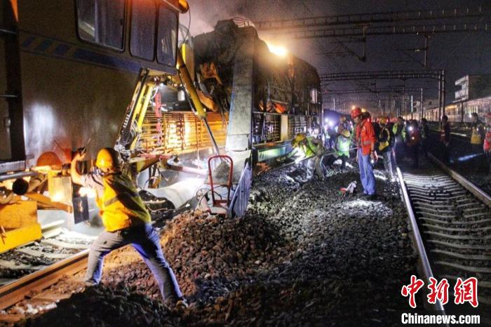 達(dá)成鐵路大修集中修現(xiàn)場工人師傅正在緊張作業(yè)。　何禮 攝