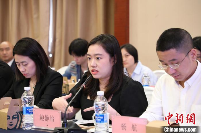 臺灣青年鮑靜宜在會上發(fā)言。　梁欽卿 攝