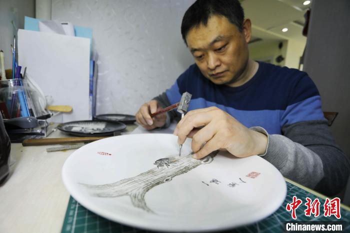 今年48歲的黃海濤，是一名聽障人士，現(xiàn)任泰安市特殊教育中心的美術(shù)教師?！￡愱?攝