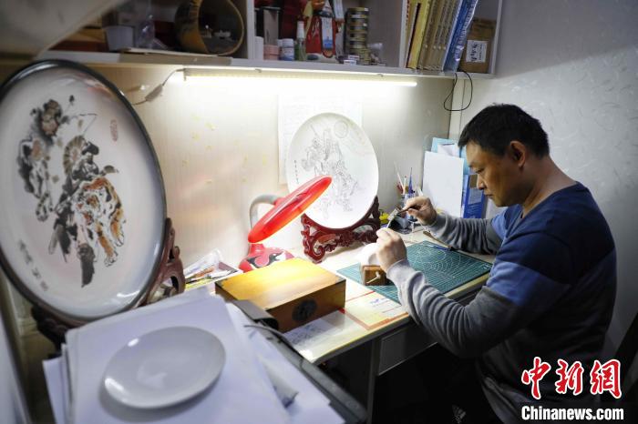 黃海濤正在工作室里刻瓷?！￡愱?攝