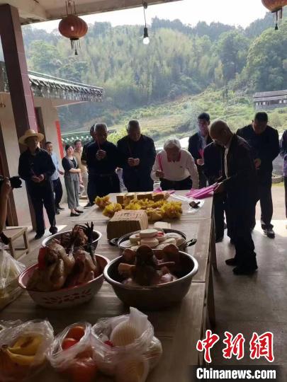 在梁氏祠堂內(nèi)，案頭擺滿了三牲及祭品 三明市委臺(tái)港澳辦供圖