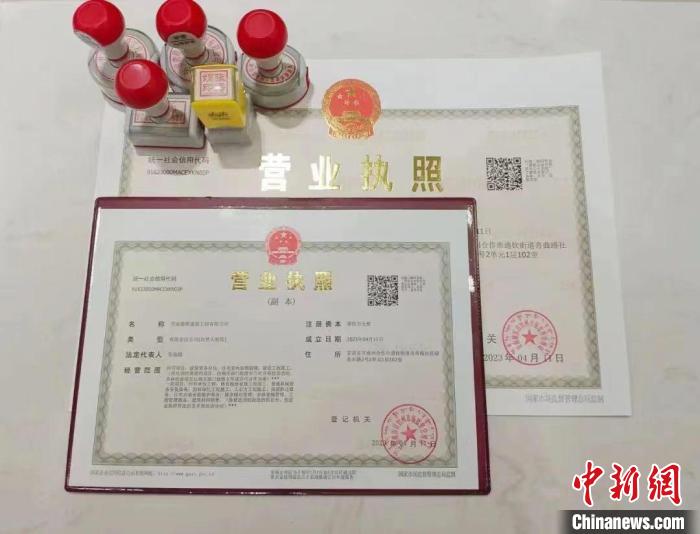 圖為甘南為企業(yè)提供的“惠企大禮包”，包括印章及郵寄服務(wù)，平均為每家企業(yè)節(jié)約800元?！垈?　攝