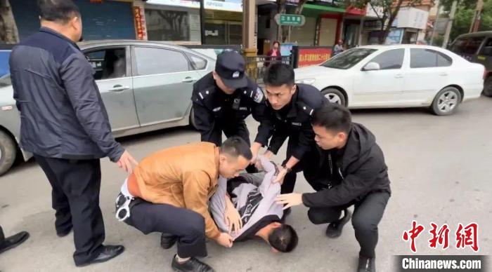 圖為警方抓獲犯罪嫌疑人?！≠F州警方供圖