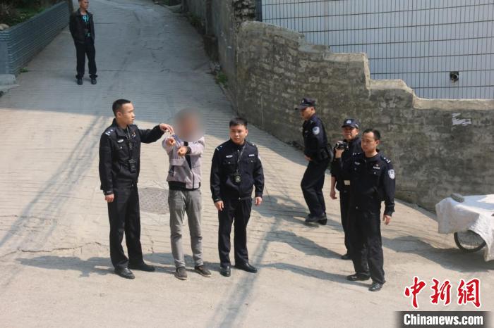 圖為犯罪嫌疑人指認(rèn)現(xiàn)場(chǎng)?！≠F州警方供圖