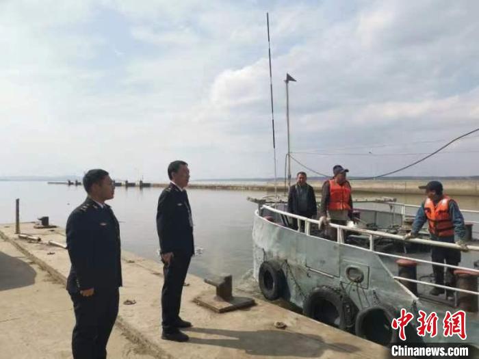 海事人員協(xié)調(diào)作業(yè)船舶單位。　哈爾濱海事局 提供