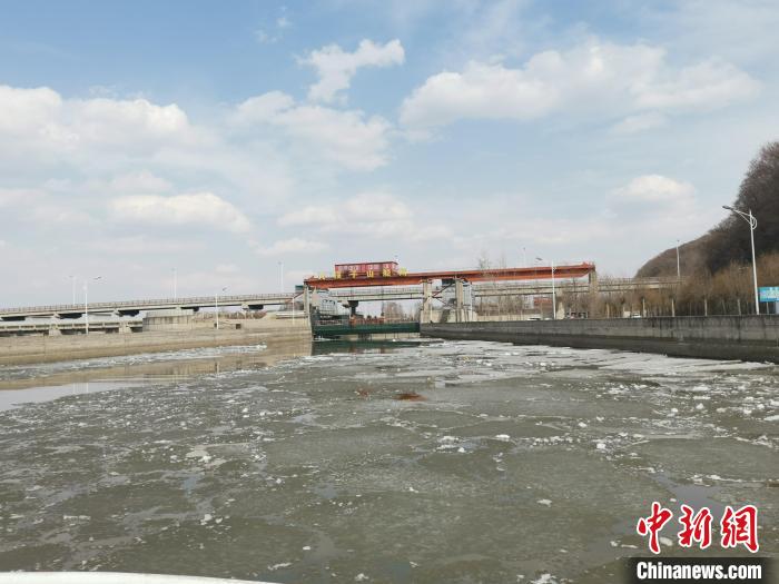 隨著氣溫穩(wěn)定回升，松花江大頂子山航電樞紐船閘航道冰層逐步融化?！」枮I海事局 提供