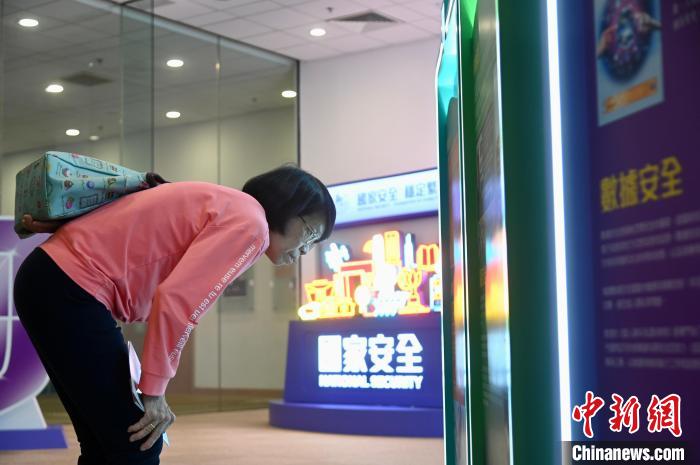 市民專心觀看全民國(guó)家安全教育公眾巡回展覽。　李志華 攝