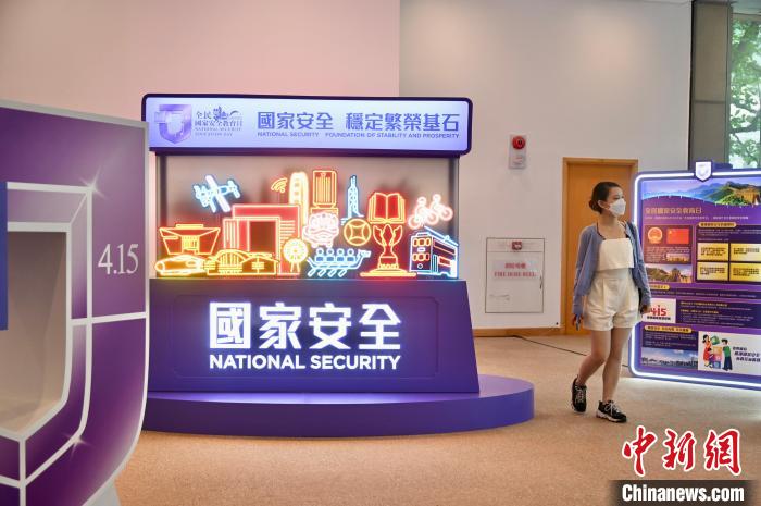市民參觀全民國(guó)家安全教育公眾巡回展覽?！±钪救A 攝