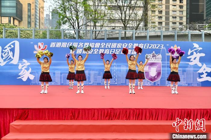 舞臺(tái)上的勁歌熱舞表演。　李志華 攝