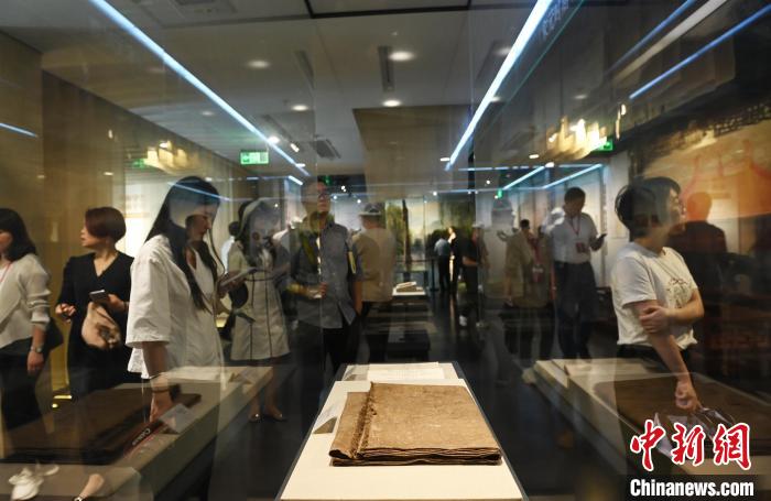 海外華文媒體嘉賓們參觀夏布博物館?！￡惓?攝