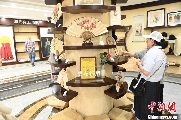 夏布制成的文創(chuàng)產(chǎn)品吸引海外華文媒體嘉賓。　陳超 攝