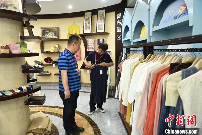 夏布制成的服飾吸引海外華文媒體嘉賓們參觀?！￡惓?攝