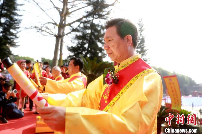 圖為主祭人誦讀祭文。　李思源 攝