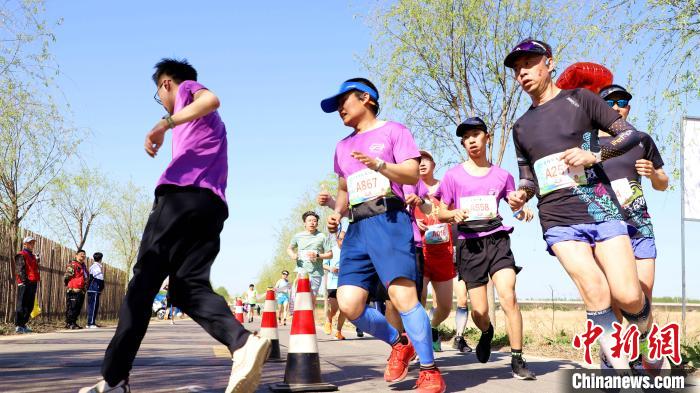 圖為4月16日，河北省香河縣蔣辛屯鎮(zhèn)第二屆“鄉(xiāng)約潮白”半程馬拉松比賽瞬間?！≈焘曀?攝