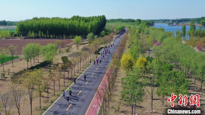 圖為4月16日，香河縣蔣辛屯鎮(zhèn)濱河綠道賽道現(xiàn)場(chǎng)。(無人機(jī)照片) 朱鈺爽 攝