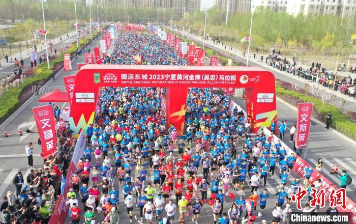 參賽選手沖出起點(diǎn)?！∮诰?攝
