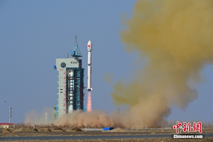 北京時間4月16日9時36分，中國在酒泉衛(wèi)星發(fā)射中心使用長征四號乙運載火箭，成功將風云三號07星發(fā)射升空，衛(wèi)星順利進入預(yù)定軌道，發(fā)射任務(wù)獲得圓滿成功。該衛(wèi)星主要為氣象預(yù)報預(yù)測、防災(zāi)減災(zāi)、氣候變化應(yīng)對和生態(tài)文明建設(shè)等領(lǐng)域提供更優(yōu)質(zhì)服務(wù)。

此次任務(wù)是長征系列運載火箭的第471次飛行。汪江波 攝
