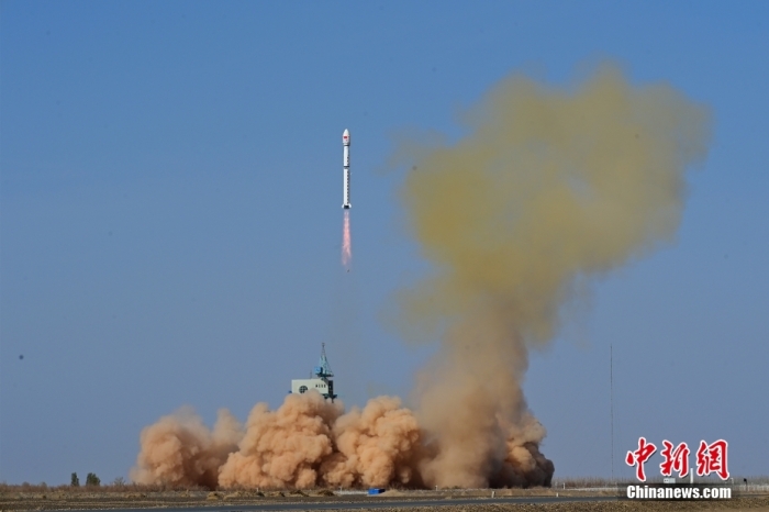 北京時間4月16日9時36分，中國在酒泉衛(wèi)星發(fā)射中心使用長征四號乙運載火箭，成功將風云三號07星發(fā)射升空，衛(wèi)星順利進入預(yù)定軌道，發(fā)射任務(wù)獲得圓滿成功。該衛(wèi)星主要為氣象預(yù)報預(yù)測、防災(zāi)減災(zāi)、氣候變化應(yīng)對和生態(tài)文明建設(shè)等領(lǐng)域提供更優(yōu)質(zhì)服務(wù)。

此次任務(wù)是長征系列運載火箭的第471次飛行。汪江波 攝