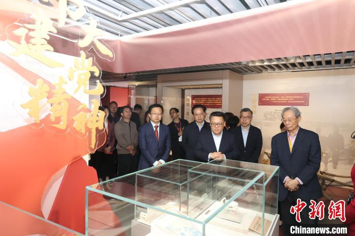 “精神之路——中國(guó)共產(chǎn)黨人偉大精神文物史料專題展”在中共一大紀(jì)念館專題展廳開幕。　中共一大紀(jì)念館供圖