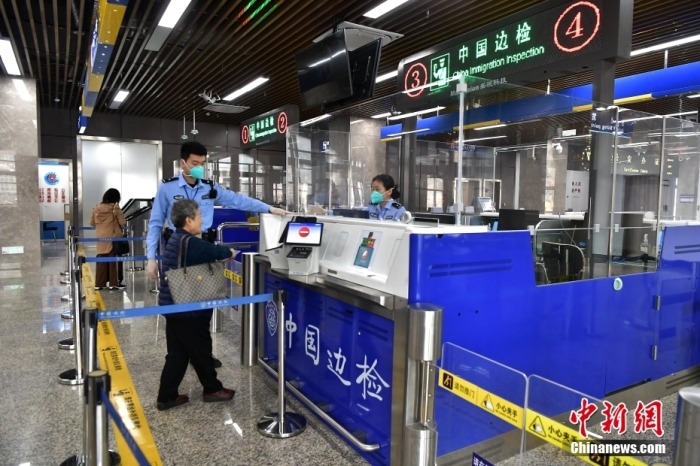 4月17日，搭乘福州連江黃岐—馬祖航線到馬祖的臺胞在辦理相關(guān)手續(xù)。<a target='_blank' href='/'>中新社</a>記者 張斌 攝