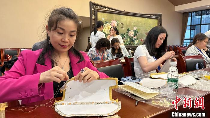 近50名兩岸婚姻家庭人士親身感受針尖上的湖湘之美?！∴嵑蜐?攝