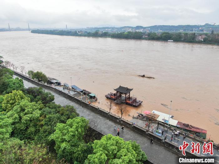 圖為今年3月贛江上游貢江江西贛州主城區(qū)段河流水位迅速上漲，湍急渾濁。(資料圖) 劉力鑫 攝 攝