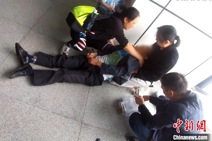 旅客車(chē)站突發(fā)疾病停止呼吸廣西鐵警180秒生死急救