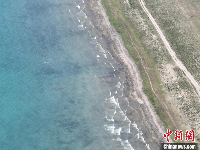 資料圖為航拍青海湖湖畔(無人機(jī)照片)?！∑钤鲚?攝