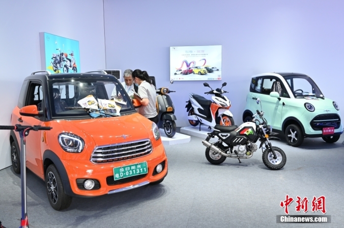 圖為4月15日，廣交會(huì)展館一展位的車輛吸引采購商。<a target='_blank' href='/'>中新社</a>記者 陳楚紅 攝