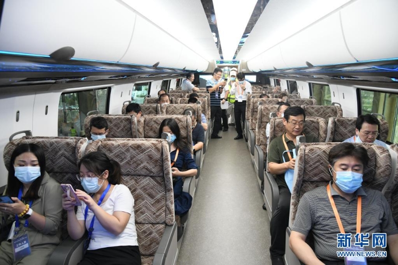 （圖4）2021年7月20日，參觀者在時速600公里高速磁浮列車內(nèi)體驗。新華社記者 李紫恒 攝