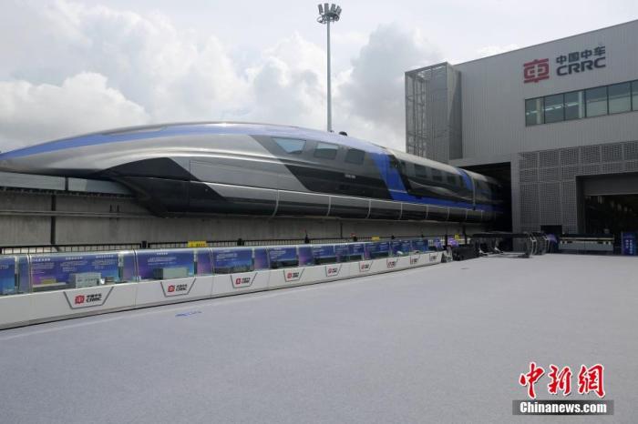 （圖5）資料圖：2021年7月20日，由中國中車承擔(dān)研制、具有完全自主知識產(chǎn)權(quán)的時速600公里高速磁浮交通系統(tǒng)在青島下線。 中新社記者 胡耀杰 攝