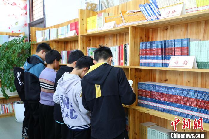 圖為在鹿鳴書院里，學生們正在翻閱書籍。　梁欽卿 攝