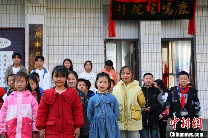 圖為學生們正在排練以《詩經(jīng)》為主題的文藝節(jié)目?！×簹J卿 攝