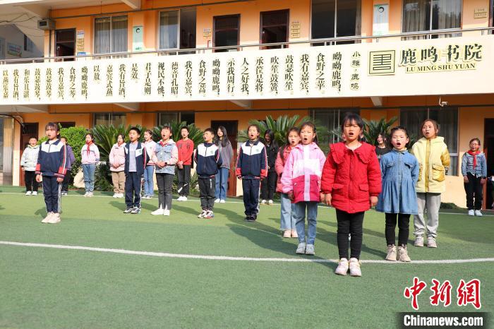 圖為學生們正在排練以《詩經(jīng)》為主題的文藝節(jié)目?！×簹J卿 攝