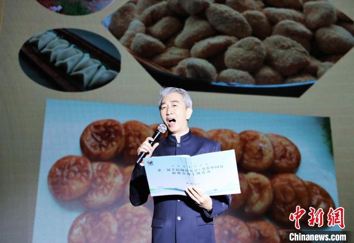 誦讀節(jié)目輪番上演，既有古典文學(xué)類、現(xiàn)當(dāng)代文學(xué)類，也有福鼎當(dāng)?shù)刈骷业淖髌??！∪~茂 攝