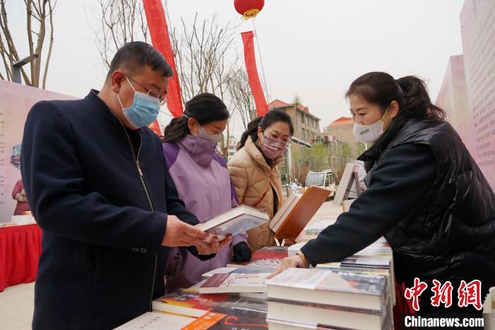 圖為民眾在活動現(xiàn)場購書?！●R銘言 攝