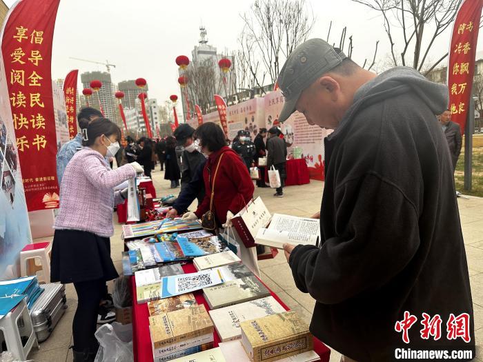 圖為民眾在活動現(xiàn)場讀書、購書。　李雋 攝